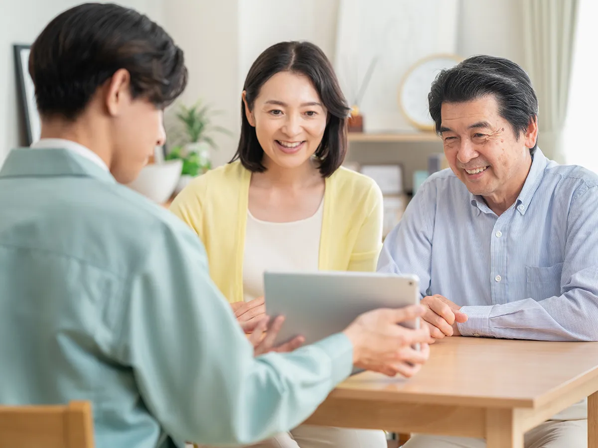 丁寧に塗装をする奥本